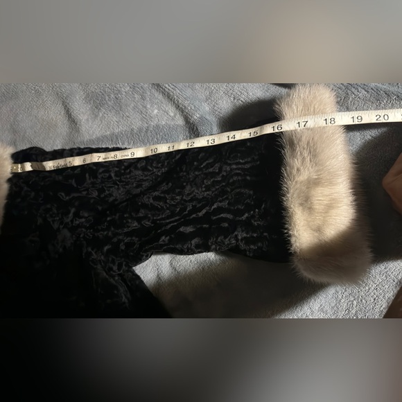 Breathtaking Vintage Fur Coat - Picture 12 of 12